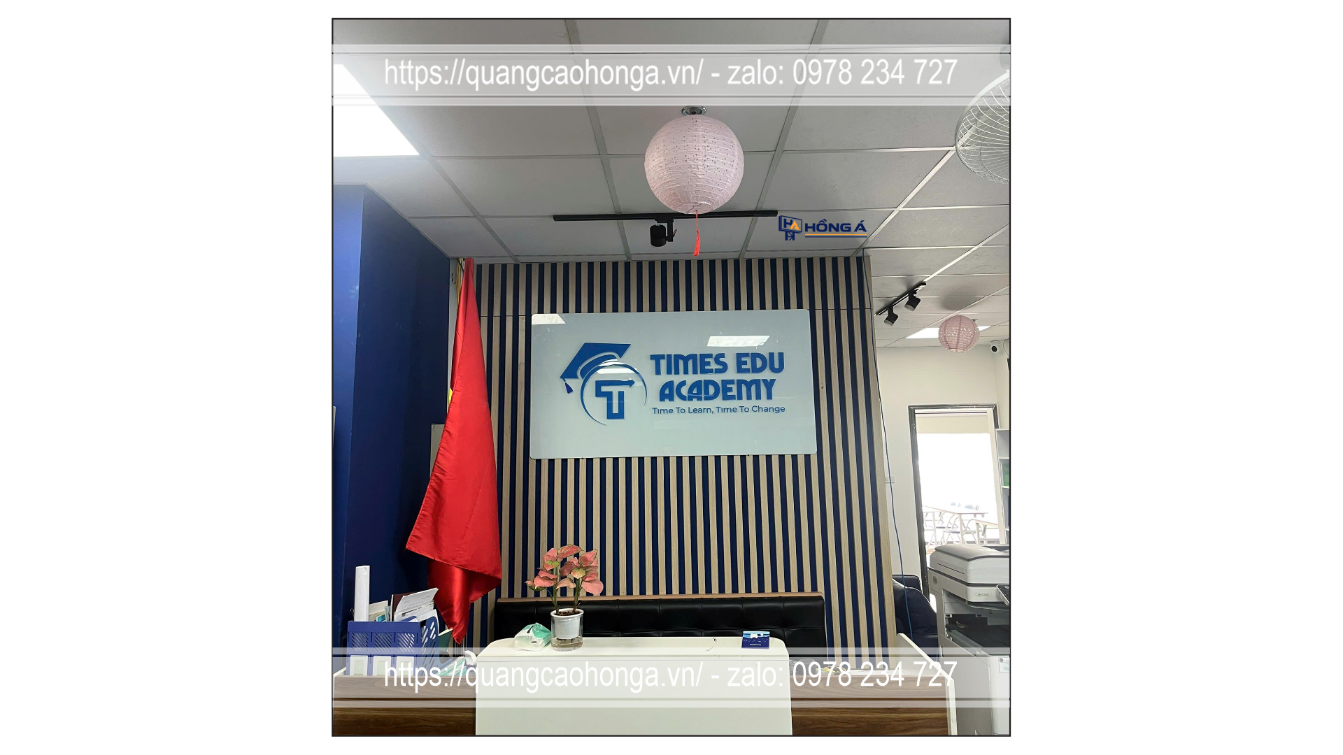 Biển công ty treo tường nền kính 6mm họa tiết nổi 1cm
