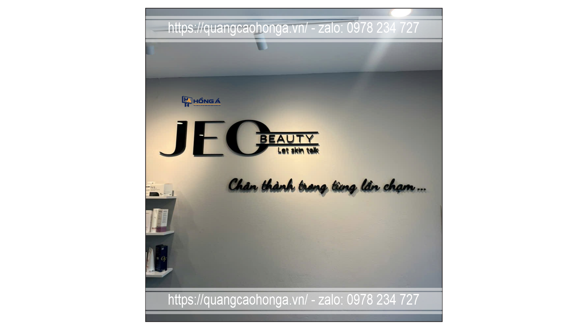 Logo mica gắn tường